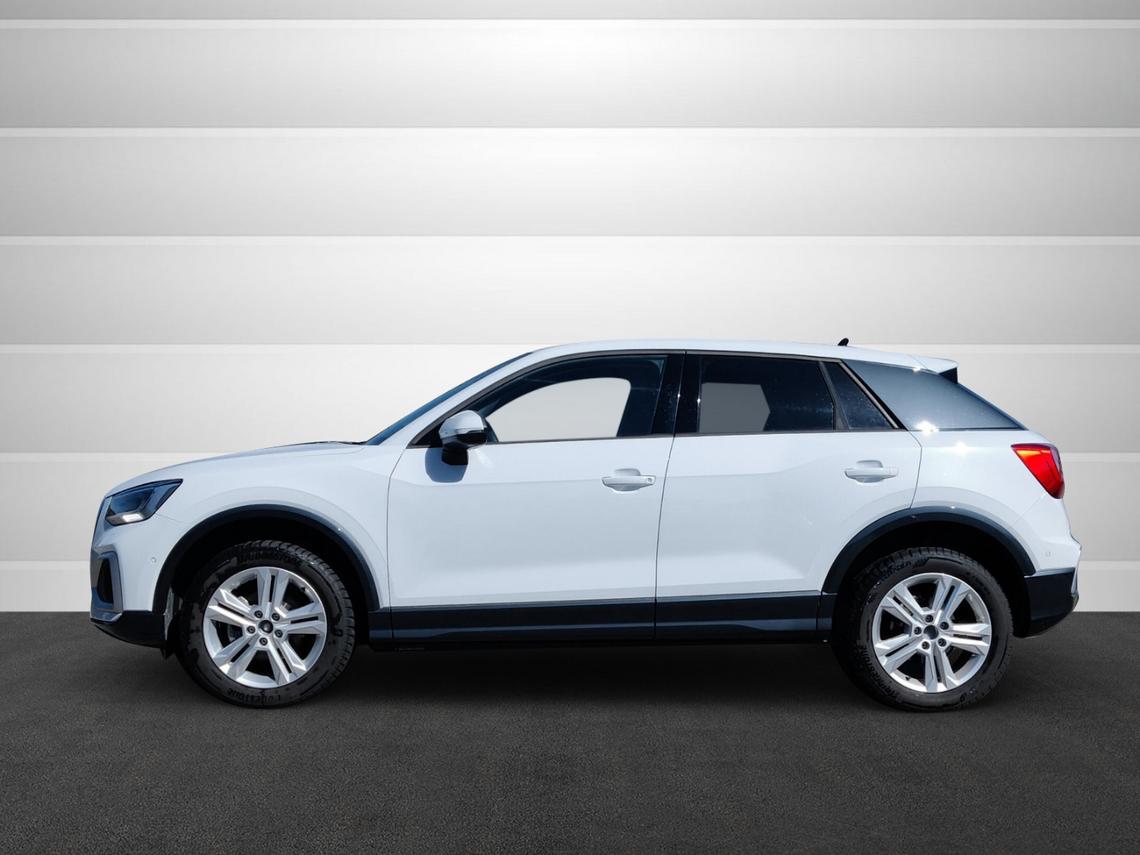 Seitenansicht eines weißen Audi Q2.