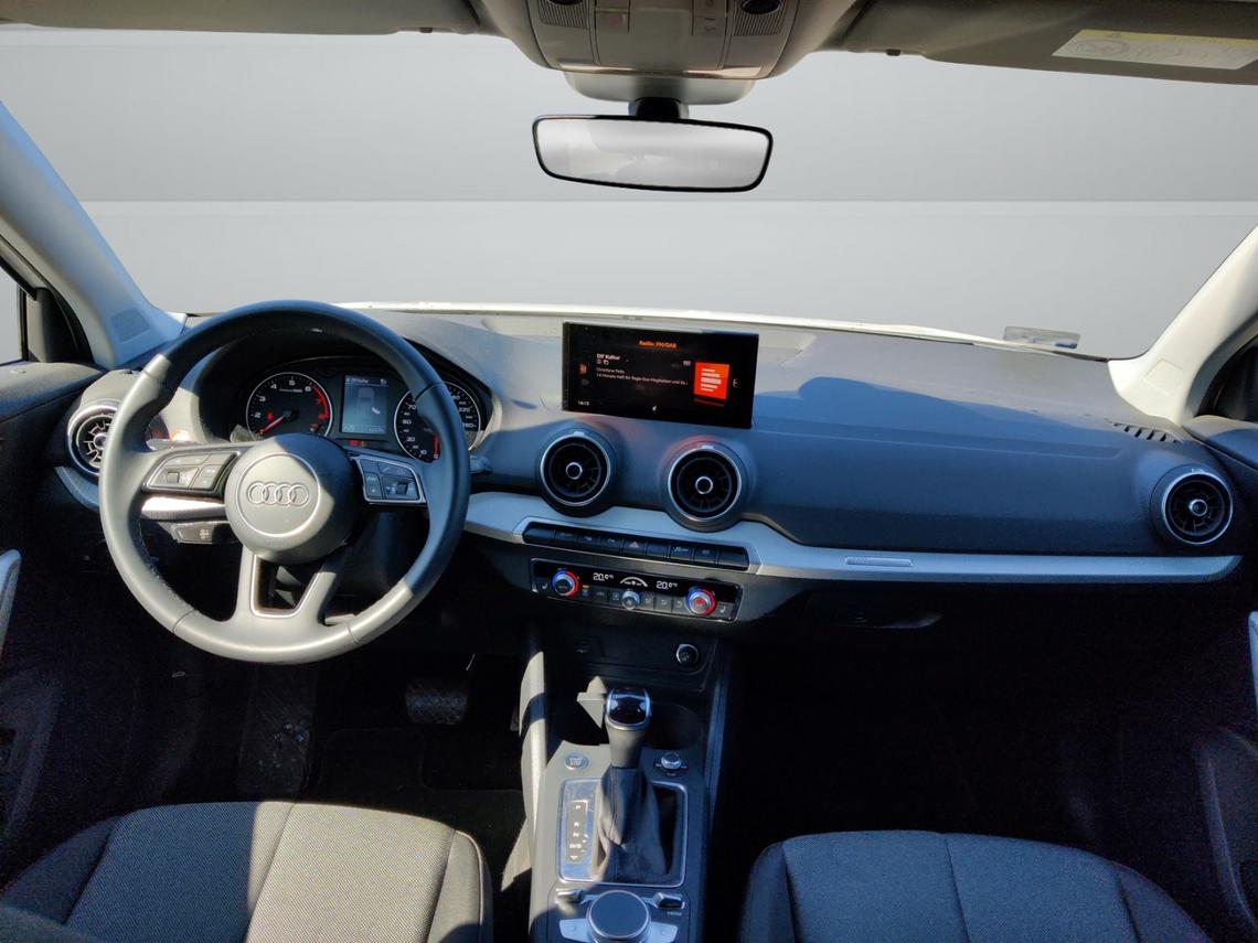 Innenansicht eines Audi Q2. Blick auf das Armaturenbrett und die Mittelkonsole