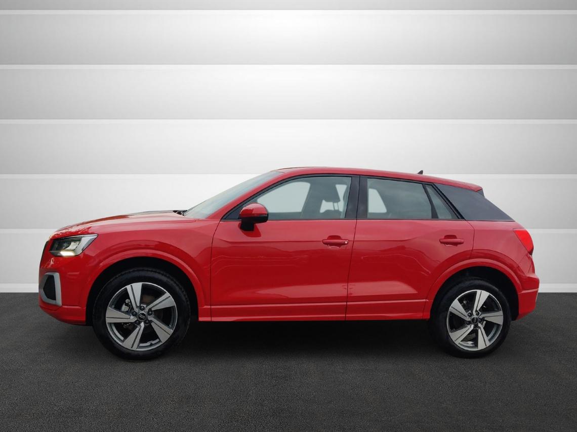 Seitenansicht eines roten Audi Q2