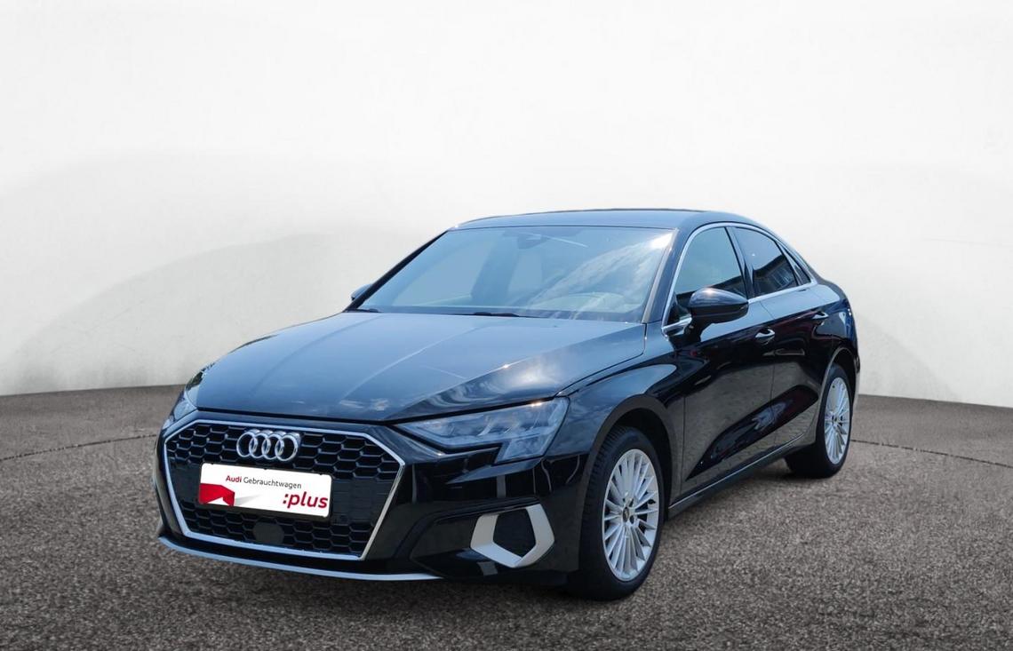 Front Links Ansicht einer schwarzen Audi A3 Limosine