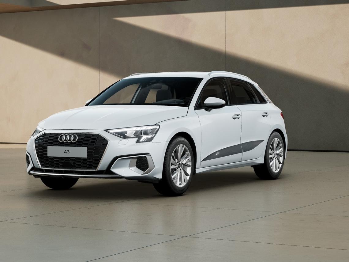 Front-Links-Ansicht eines weißen Audi A3 Sportback vor neutralem, beigen Hintergrund. Technisch generiertes Bild.
