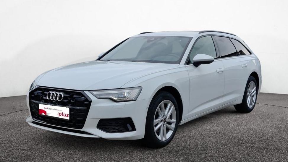 Front Links Ansicht eines weißen Audi A6 Avant