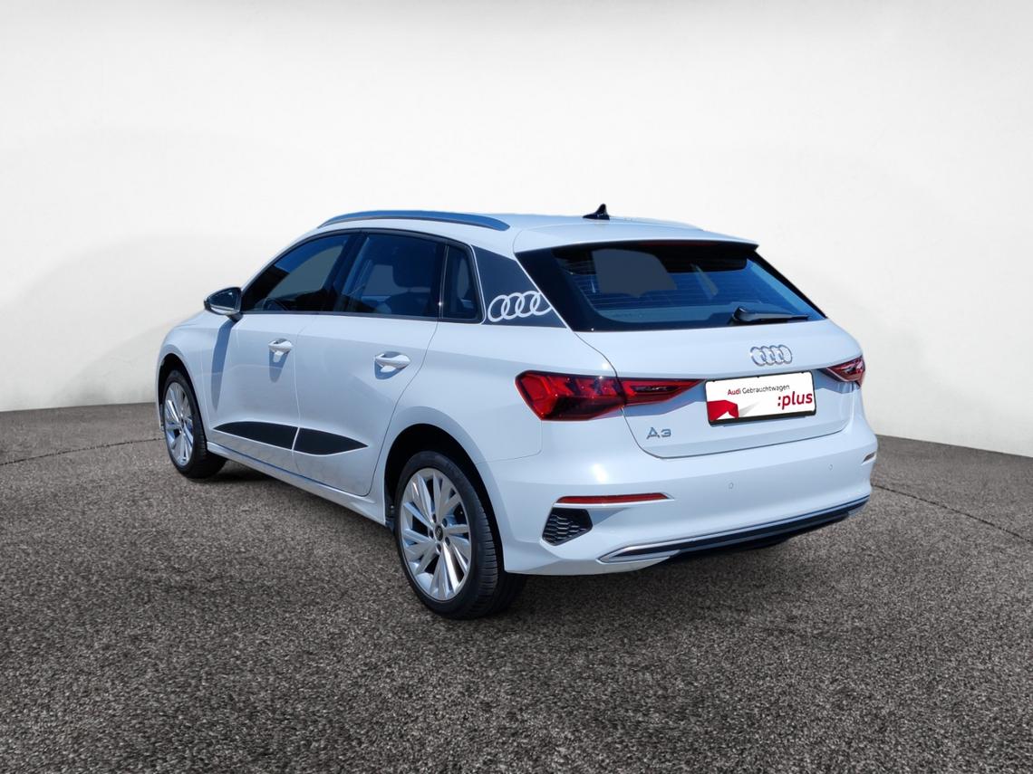 Seitliche Heckansicht: Weißer Audi A3 Sportback