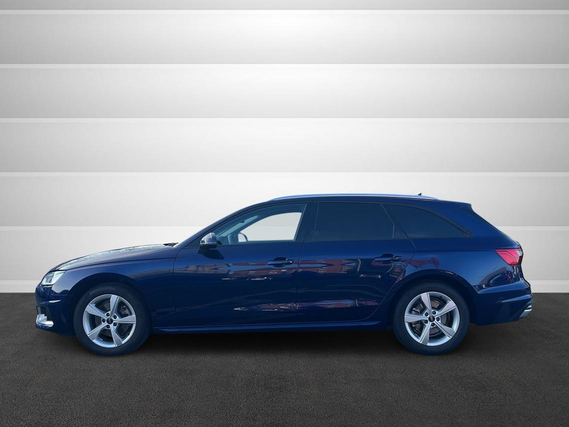 Audi A4 Avant in Navarrablau: Seitenansicht 