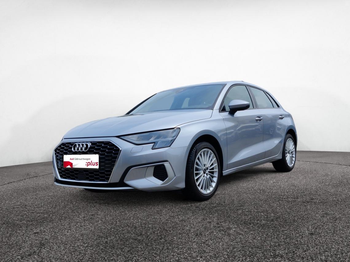 Front Links Ansicht: Silberner Audi A3 Sportback