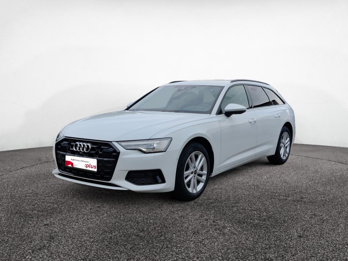 Front Links Ansicht eines weißen Audi A6 Avant