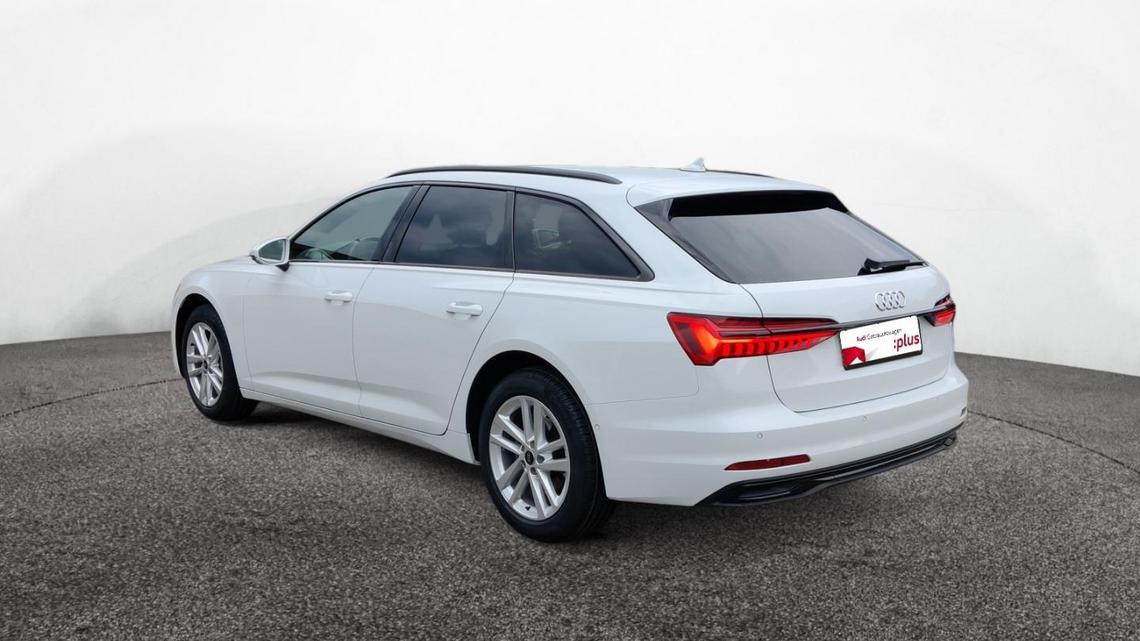 Seitliche Heckansicht eines weißen Audi A6 Avant