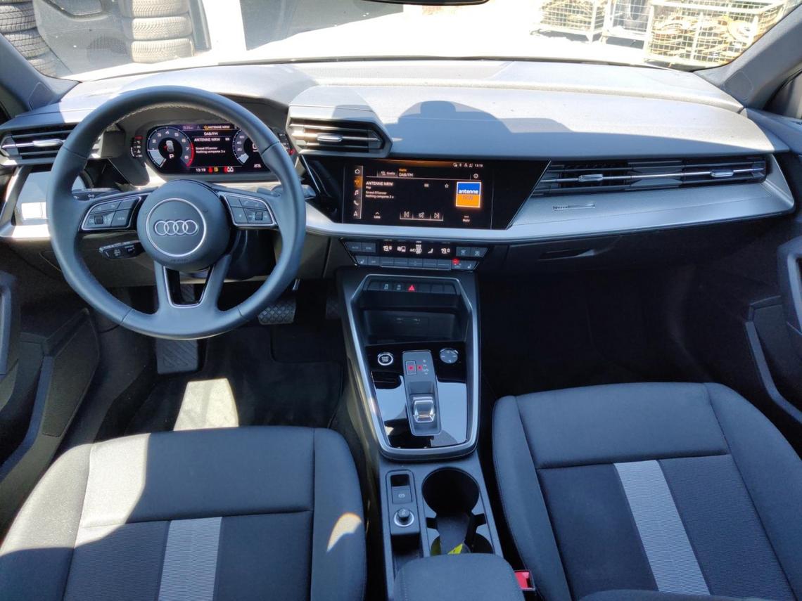 Moderne Innenausstattung: Weißer Audi A3 Sportback