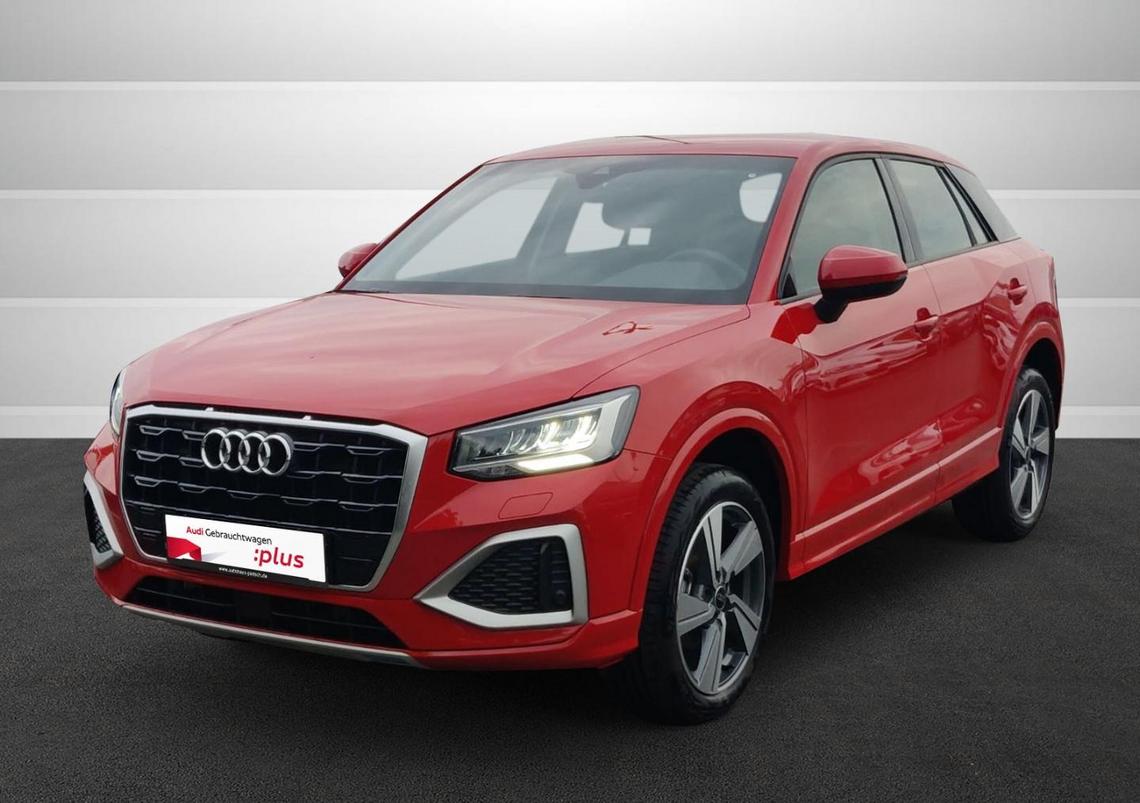 Front Links Ansicht eines roten Audi Q2