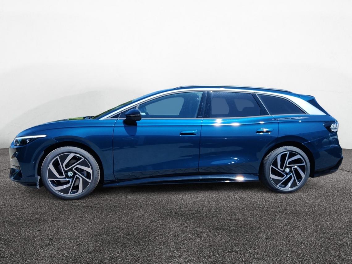 Seitenansicht: Blauer ID.7 Tourer Pro