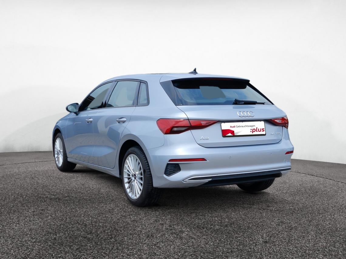 Seitliche Heckansicht: Front Links Ansicht: Silberner Audi A3 Sportback