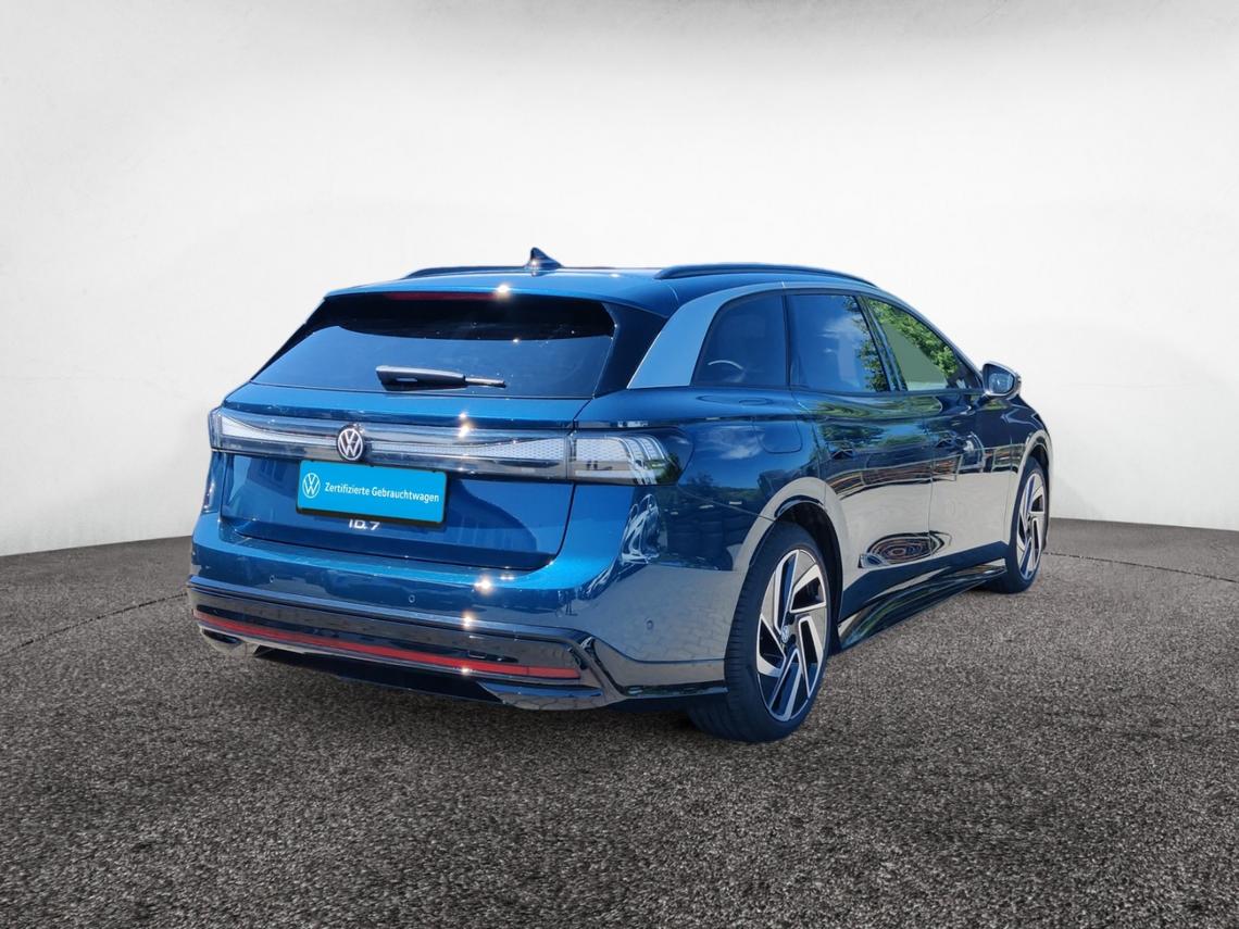 Seitliche Heckansicht: Blauer ID.7 Pro