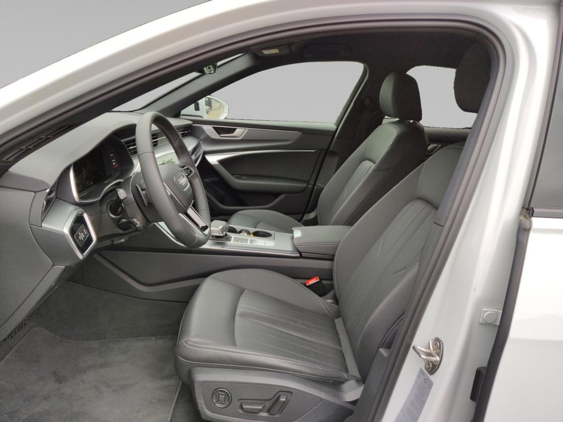 Innenansicht eines Audi A6 Avant. Blick auf Interior Leder/Kunstleder mono.pur 550-Kombination