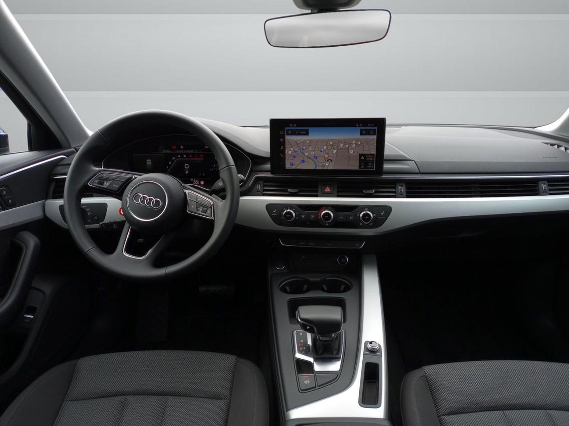 Innenansicht eines Audi A4 Avant. Blick auf Armaturenbrett und Mittelkonsole.