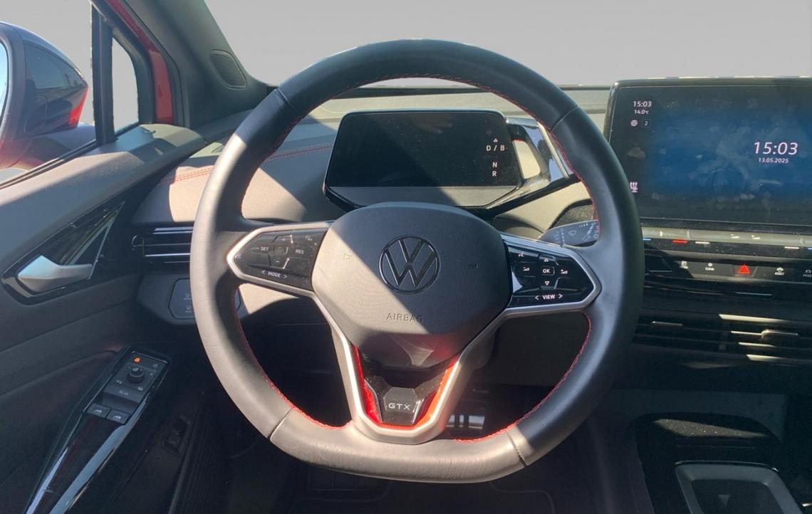 Detailblick auf Lenkrad und Infotainment System