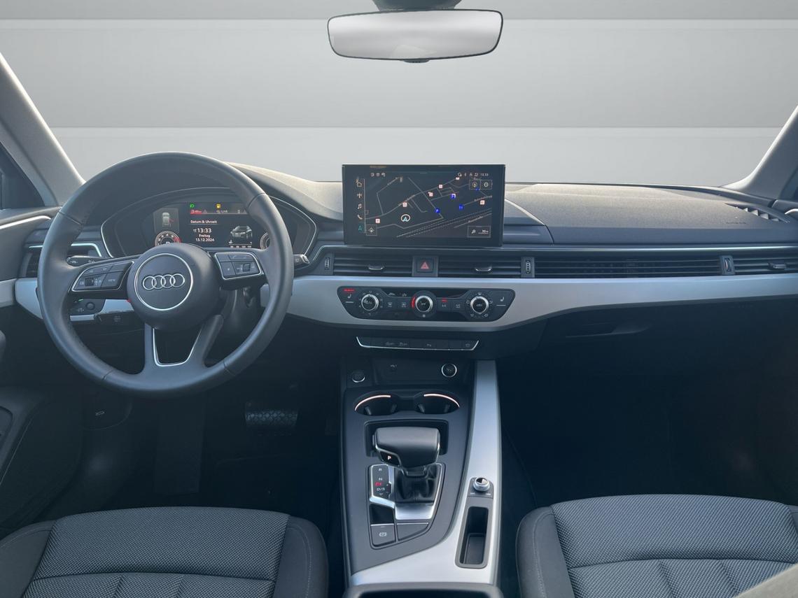 Audi A4 Innenansicht mit Blick auf Armaturenbrett und Mittelkonsole.