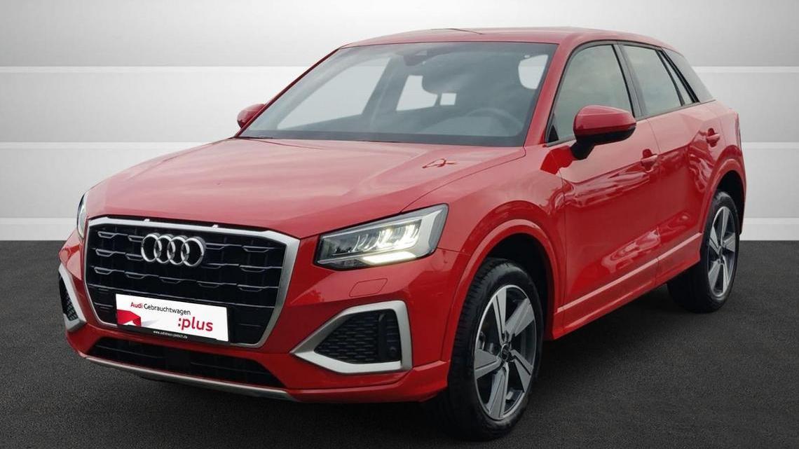 Front Links Ansicht eines roten Audi Q2