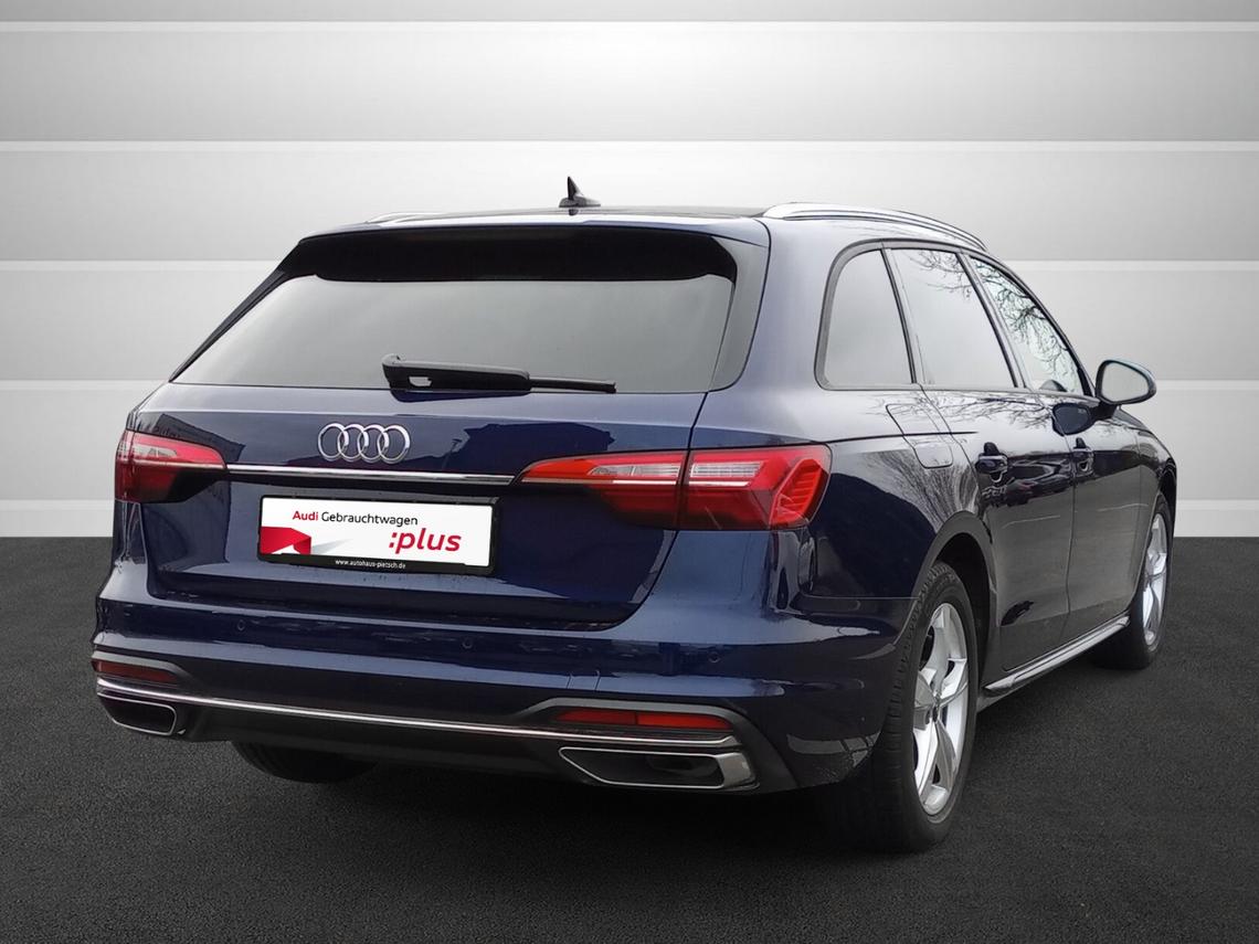 Rückansicht eines Audi A4 Avant in blau