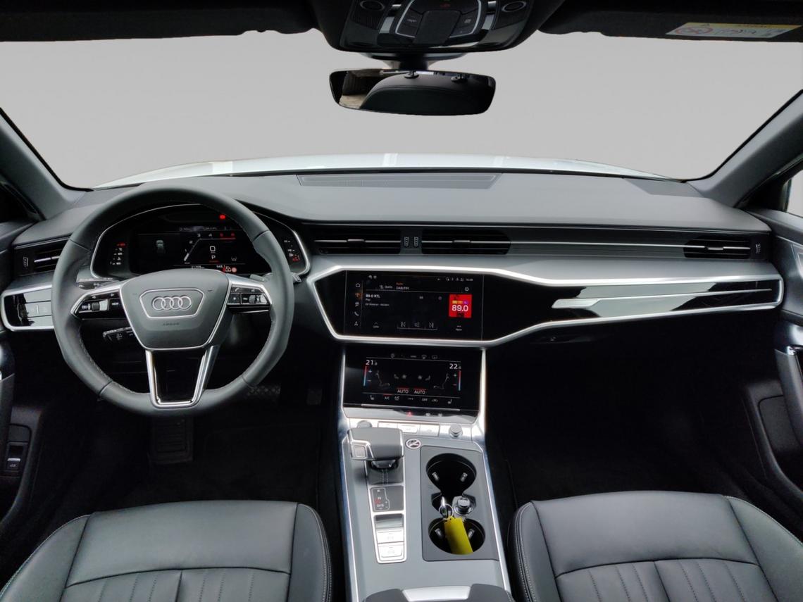 Innenansicht eines Audi A6 Avant. Blick auf Armaturenbrett und Mittelkonsole