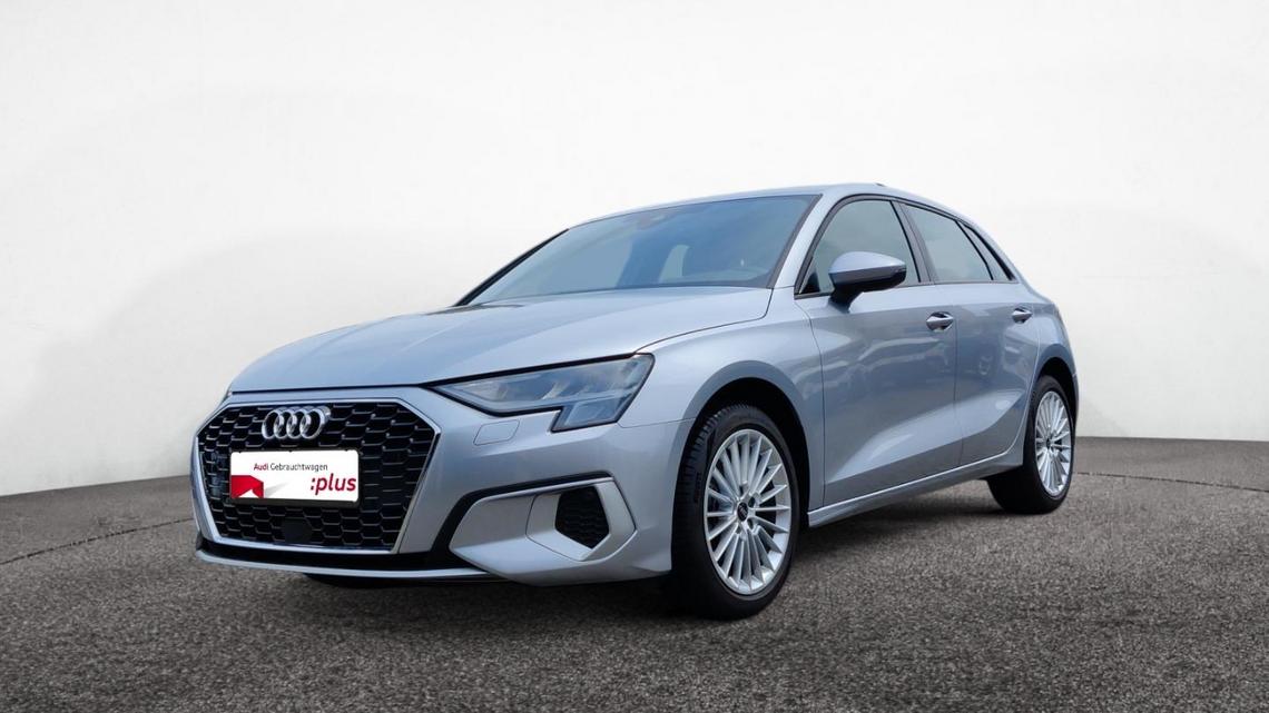 Front Links Ansicht: SIlberner Audi A3 Sportback