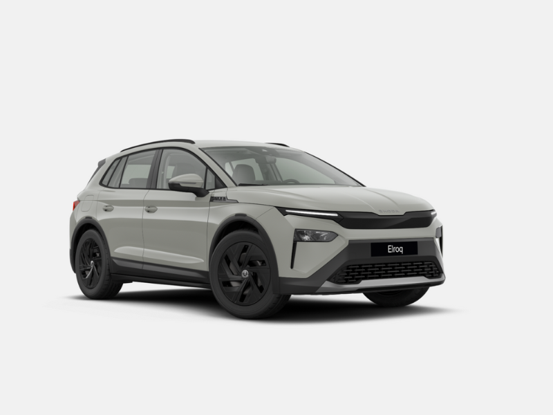 Front Links Ansicht: Stahlgrauer Skoda Elroq 50 Tour vor grauem Hintergrund