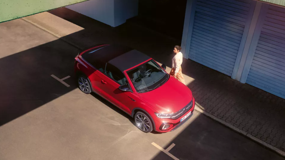 Rotes T-Roc Cabrio aus Vogelperspektive